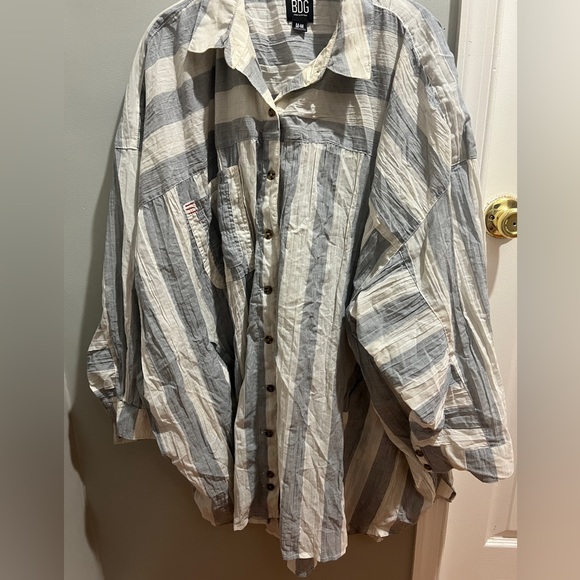 Oversize long sleeve flowy top. - Picture 2 of 3